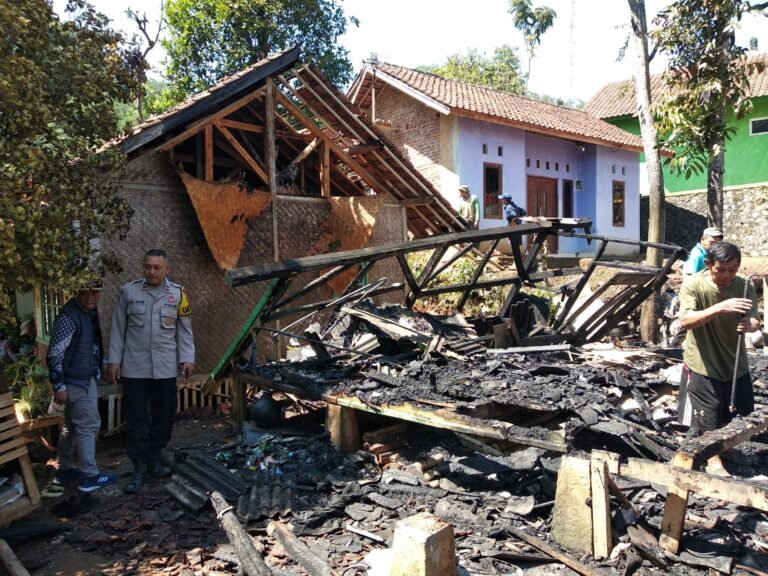 Polsek Cibatu Cek Lokasi Kebakaran Rumah Panggung di Cibatu