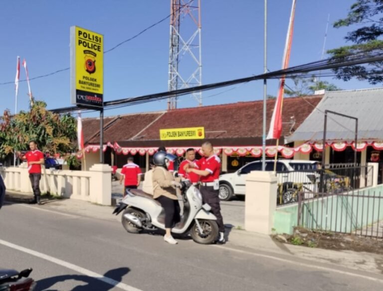 Jelang HUT RI ke-80, Polsek Banyuresmi Bagikan Bendera Merah Putih dan Ajak Warga Semarakkan Peringatan Kemerdekaan