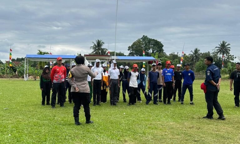 Polsek Ciamis Latih dan Dampingi Paskibra SMAN 3 Ciamis di Desa Mekarjadi