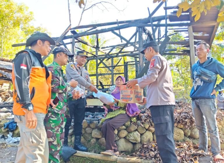 Polsek Cikelet Berikan Bantuan Koban Kebakaran Rumah Panggung