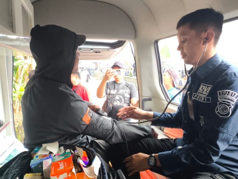 Tim Medis Polres Ciamis Jaga Kesehatan Peserta Jalan Santai HUT RI ke-80