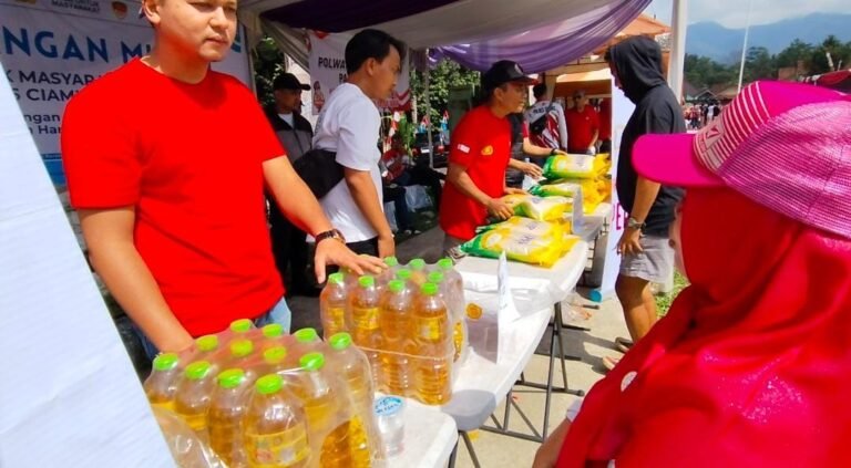Polres Ciamis Hadirkan Stand Gerakan Pangan Murah di Desa Jalatrang, Kapolres Apresiasi Warga dalam Perayaan HUT RI ke-80
