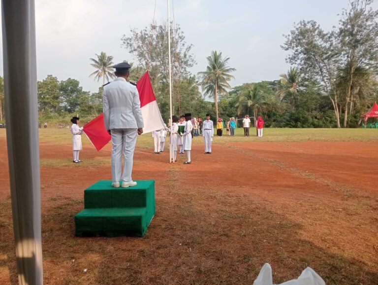 Polsek Sukadana Kawal Upacara Penurunan Bendera HUT RI ke-80 di Desa Ciparigi, Wujudkan Keamanan dan Kekhidmatan