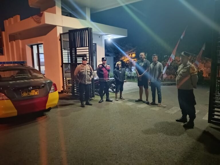 Berikan Rasa Aman, Personel Polsek Kawali Polres Ciamis Patroli Dialogis di Malam Hari