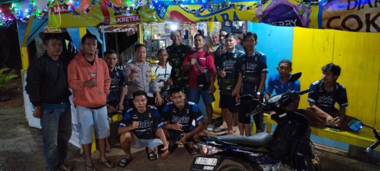 Cipta Kondisi, Polsek Cijeungjing Polres Ciamis Datangi Warga Bojongmengger Saat Ngeronda