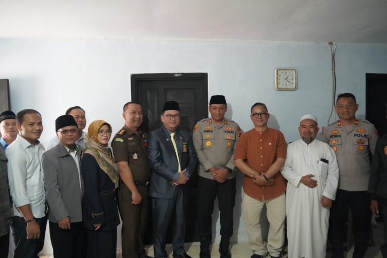 Kapolres Tasikmalaya Kota Serahkan Kunci Bedah Rumah dalam Rangka Hari Bhayangkara ke-79