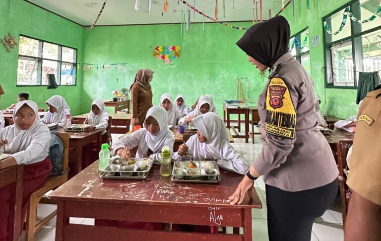 Polsek Ciamis Polres Ciamis Ikut Pantau Program MBG di Wilayah Desa Mekarjadi dan Sukajadi
