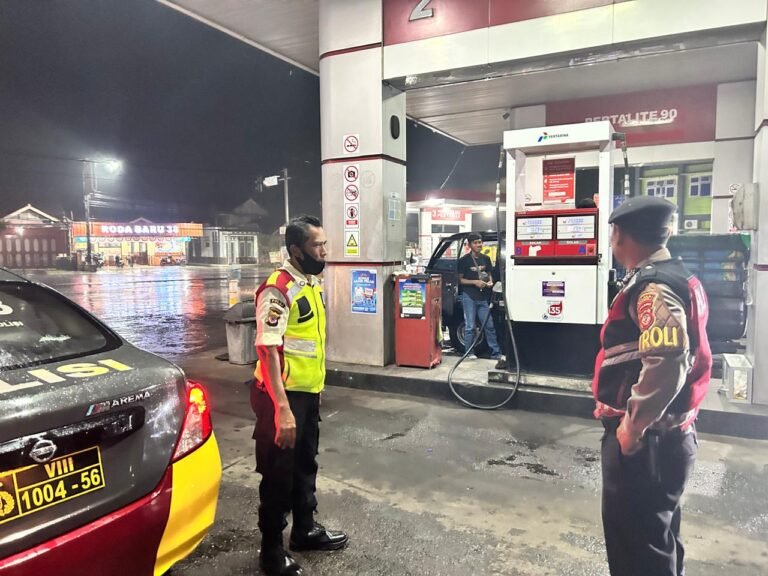 Humanis, Pasukan Patroli Roda 4 Polres Ciamis Datangi Obvit SPBU Nagrak