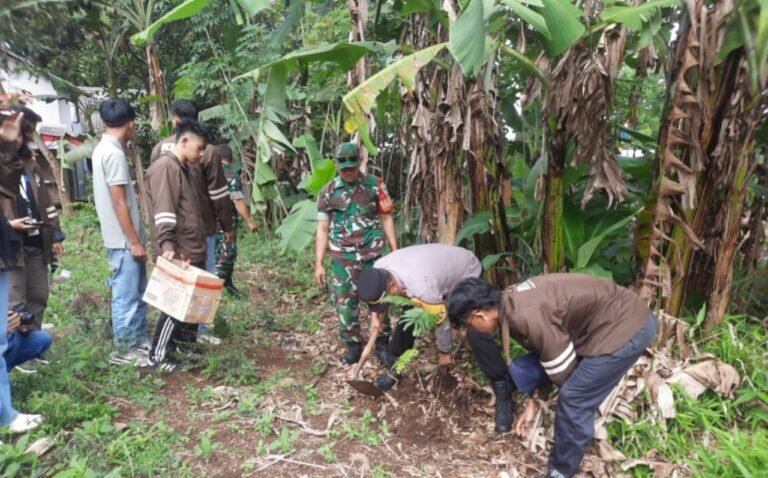 Kapolsek Sukawening Ikut Tanam Pohon, Dukung Reboisasi Bersama Mahasiswa Universitas Garut