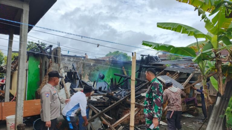 Sigap, Polsek Cibatu Amankan TKP Kebakaran Rumah di Pasir Junti