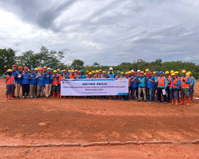 PLN Karangnunggal Terjunkan 97 Personel Untuk Pasang Pelindung Binatang dan Pangkas Pohon Demi Keandalan Listrik di Mandalaguna, Tasikmalaya