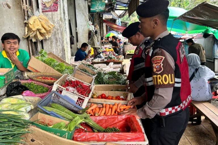 Jaga Stabilitas Harga di Pasaran, Polres Ciamis Awasi Bahan Pokok di Pasar Subuh Ciamis