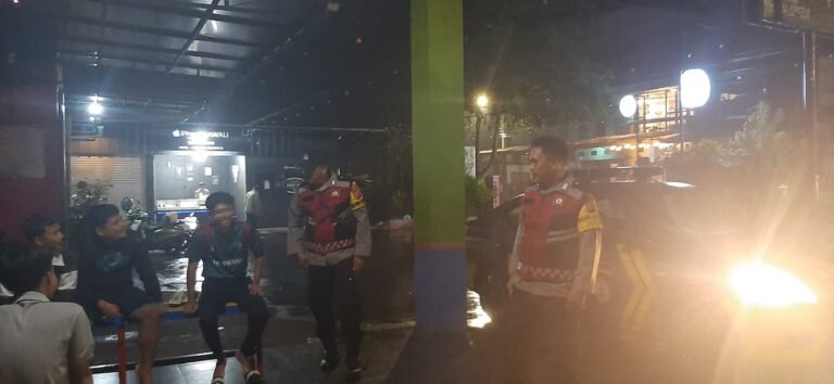 Berikan Rasa Aman, Personel Polsek Kawali Polres Ciamis Patroli Dialogis di Malam Hari