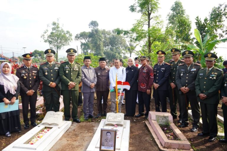 Kapolres Garut Bersama Forkopimda Beri Penghormatan Para Pejuang 45 melalui Pemancangan Bambu Runcing.