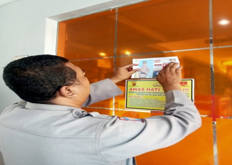 Sosialisasi dan Pemasangan Stiker Call Center 110 Oleh Polsek Samarang.