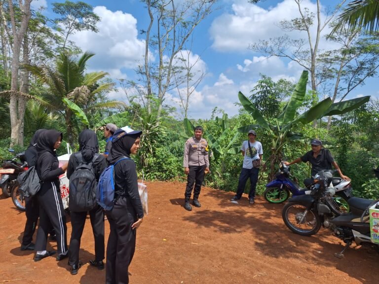 Perkuat Sinergitas, Polsek Sukadana Polres Ciamis Koorkom Bareng Pelajar di Salakaria