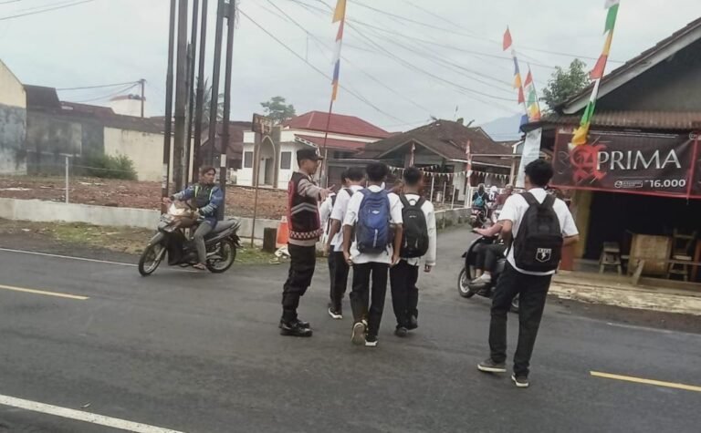 Pelayanan Masyarakat, Polsek Kawali Turun ke Jalan Pengaturan Lalu Lintas Pagi di Jalur Padat