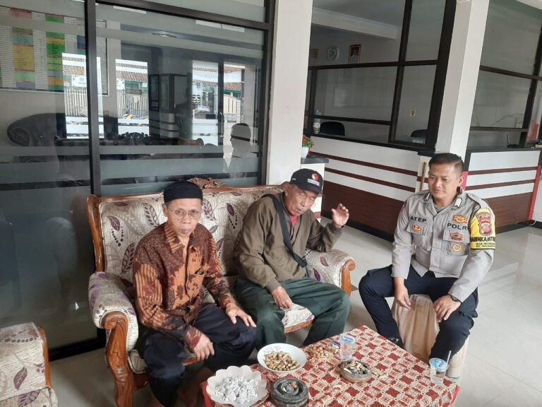 Polres Ciamis Pererat Hubungan dengan Tokoh Masyarakat, Bhabinkamtibmas Sambangi Desa Payungagung
