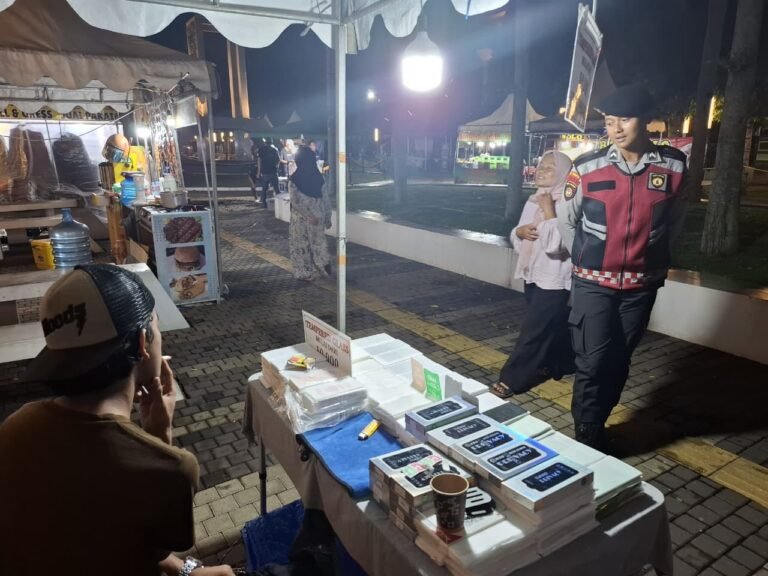 Cipkon Area Publik, Dua Personel Sat Samapta Polres Ciamis Patroli Jalan Kaki di Alun Alun Ciamis