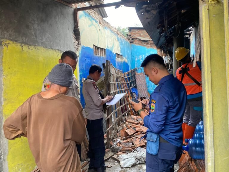 *Diduga Konsleting Listrik, Polsek Banjarsari Polres Ciamis Datangi TKP Kebakaran Rumah di Ciulu *