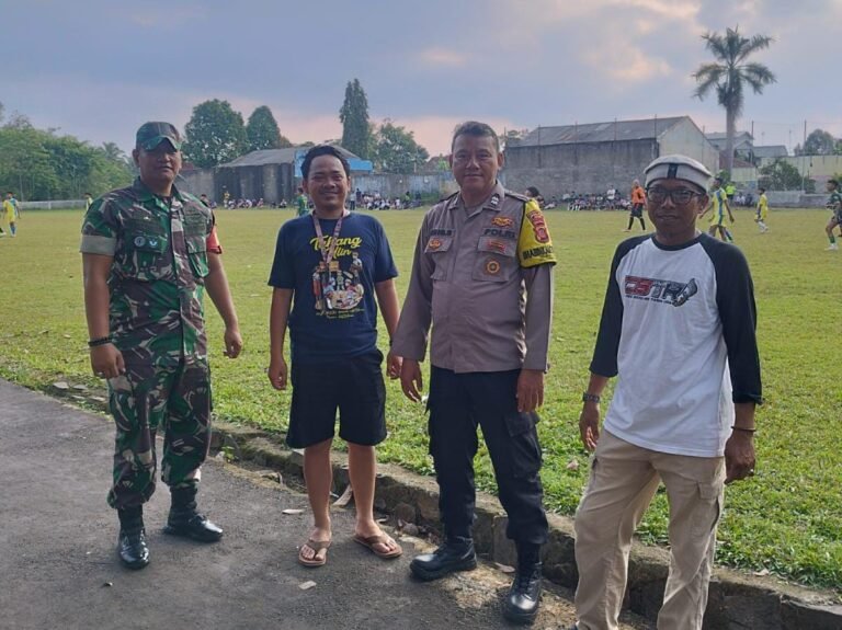 Polsek Cijeungjing Kawal Final Sepak Bola Antar Dusun, Kapolres Ciamis Tekankan Pentingnya Kehadiran Polisi dalam Kegiatan Masyarakat