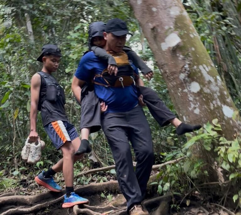 Polisi Evakuasi Pendaki Perempuan Pingsan dan Hipotermia di Gunung Sagara Garut.