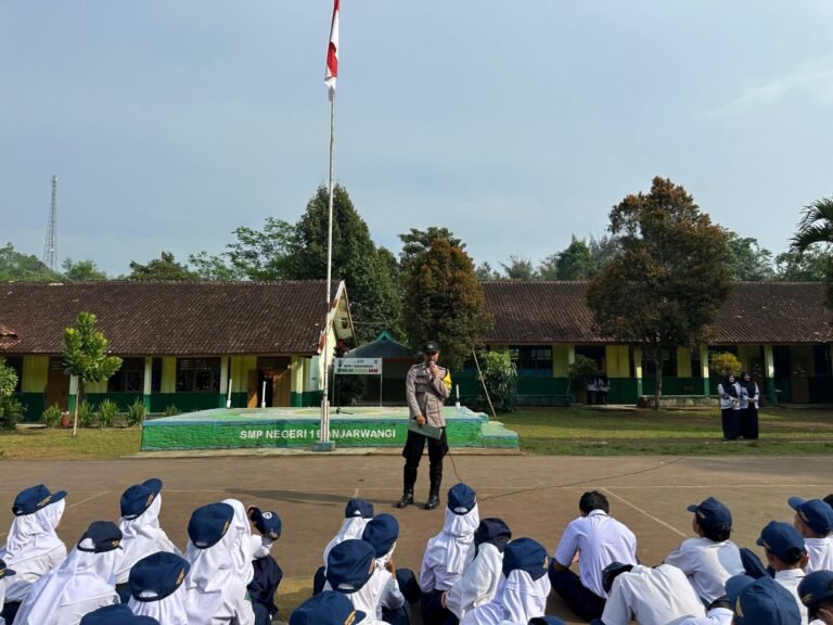 Polsek Banjarwangi Sosialisasikan Maklumat Kapolda Jabar kepada Siswa SMPN 1 Banjarwangi
