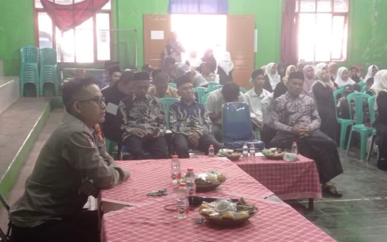 Polsek Cihaurbeuti Hadiri dan Amankan Pelepasan Warga Belajar Paket A, B, dan C di Desa Pamokolan