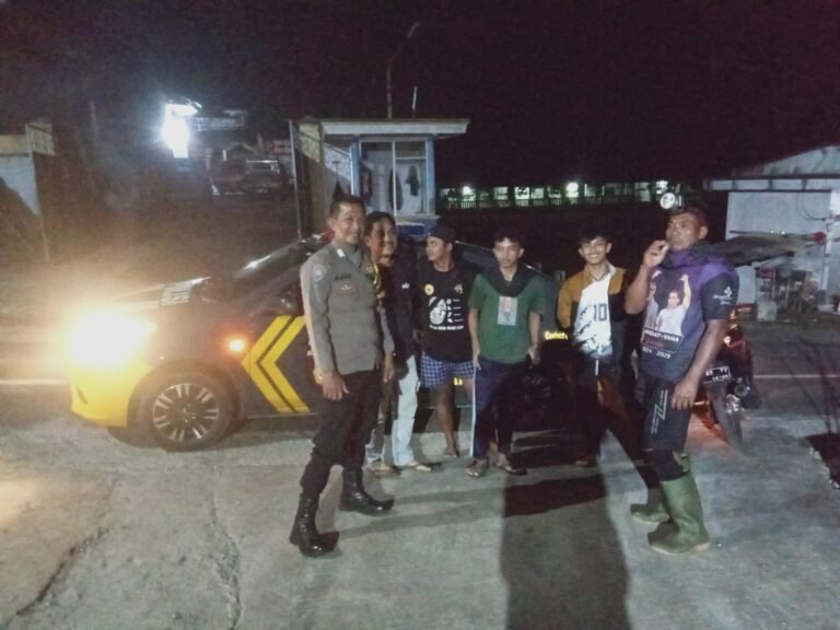 Berikan Rasa Aman, Personel Polsek Kawali Polres Ciamis Patroli Dialogis di Malam Hari