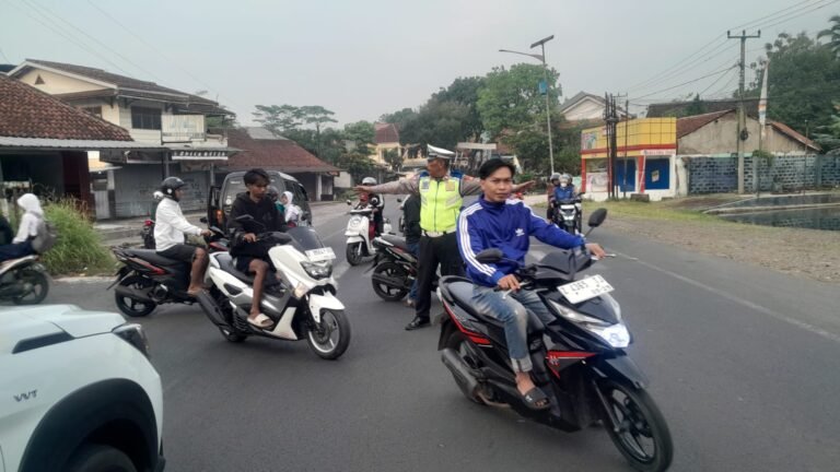 Pelayanan Masyarakat, Anggota Polsek Cikoneng Turun ke Jalan Bantu Orang Menyebrang dan Gatur