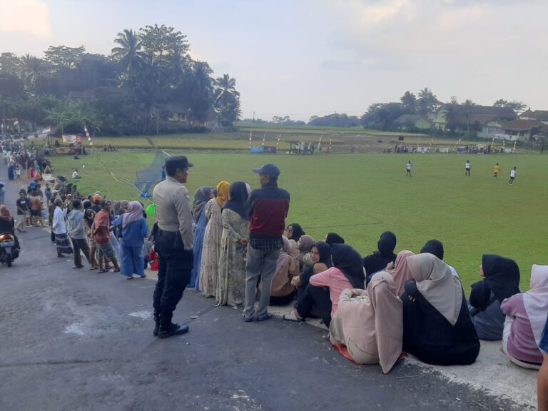 Polsek Cipaku Amankan Pertandingan Sepak Bola Antar Dusun di Cipaku, Warga Apresiasi Kehadiran Polisi