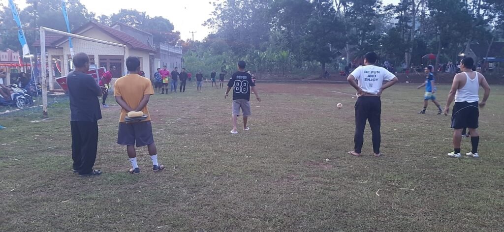 Bhabinkamtibmas Sambangi Pertandingan Sepak Bola di Cisaga