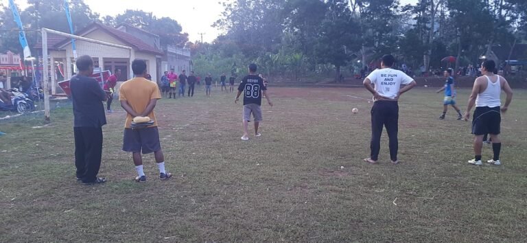 Bhabinkamtibmas Sambangi Pertandingan Sepak Bola di Cisaga
