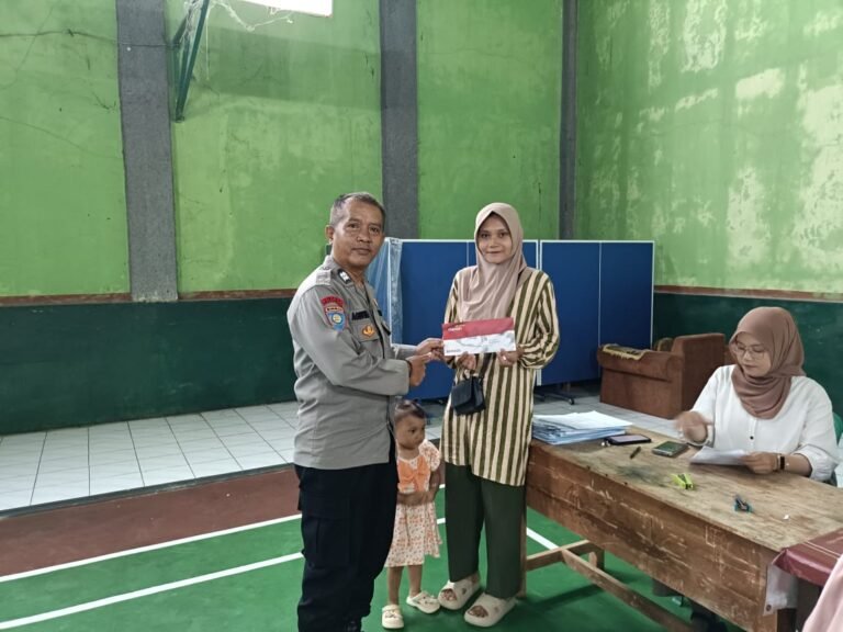 Bhabinkamtibmas Monitoring Pembagian KKS di Cipaku