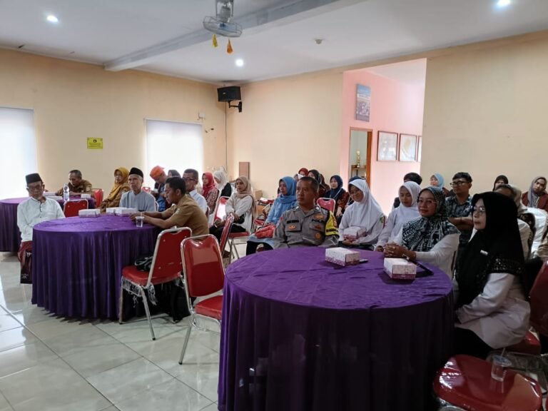 Polsek Cipaku Laksanakan Pengamanan dan Monitoring Penarikan Mahasiswa KKN STAI Putra Galuh di Desa Jalatrang