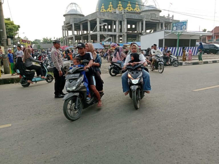 Pelayanan Masyarakat, Polsek Banjarsari Polres Ciamis Siaga di Jalur Rawan dan Padat Lalu Lintas