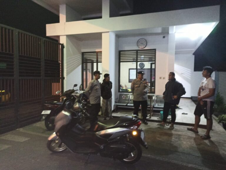 Berikan Rasa Aman, Personel Polsek Kawali Polres Ciamis Patroli Dialogis di Malam Hari