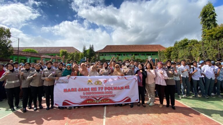 Polwan Polres Garut Sosialisasikan Tertib Lalu Lintas di SMKN 4 Garut dalam Program Police Goes to School