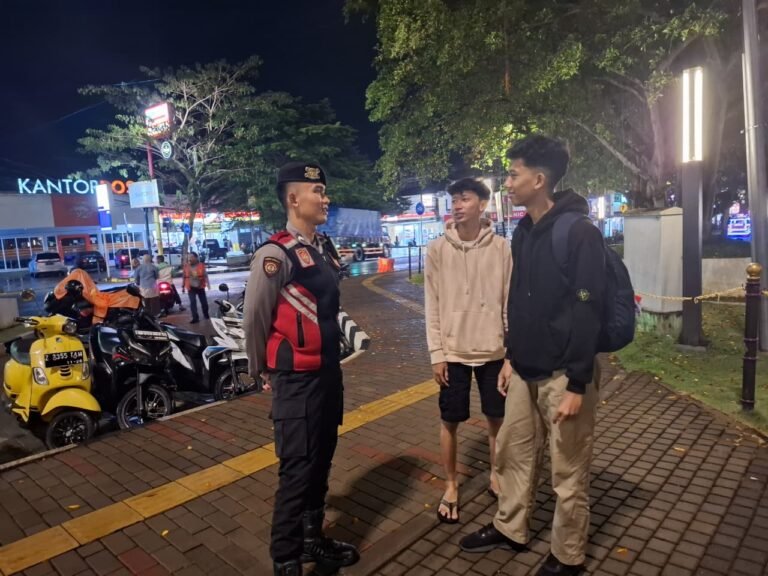 Sat Samapta Polres Ciamis Intensifkan Patroli Jalan Kaki di Alun-Alun untuk Jaga Kamtibmas
