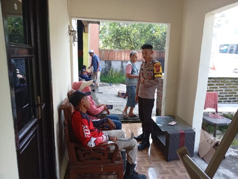 Polsek Cikoneng Jalin Silaturahmi dengan Warga Cimari, Wujudkan Lingkungan Aman dan Kondusif