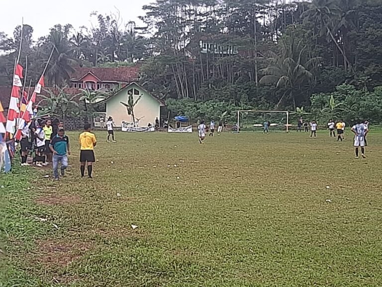 Polsek Cipaku Polres Ciamis Gelar Pengamanan Pertandingan Sepak Bola Antar Dusun di Desa Cipaku