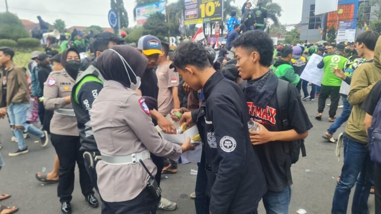 Ribuan Driver Online Gelar Aksi Damai, Polres Garut Lakukan Pengamanan Humanis