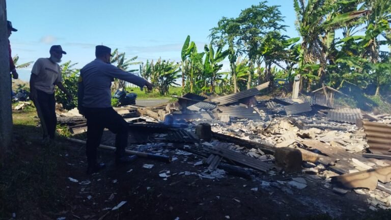 Polsek Cikelet Iptu Aktas Komalsyah S.,S.H. Turun Langsung Cek TKP Kebakaran Rumah Panggung