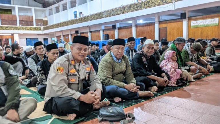 Polsek Cijeungjing Bersama Bikers Subuhan Galuh Ciamis Gelar Sholat Subuh Berjamaah di Ponpes Darussalam