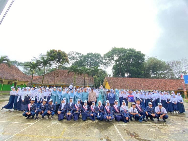 Humanis, Polsek Panjalu Polres Ciamis Binluh ke Siswa SMP N 2 Panjalu Tentang Bahaya Narkoba