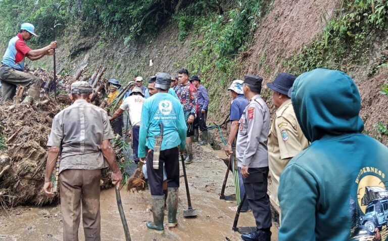 Personel Polsek Cihaurbeuti Datangi TKP Bencana Tanah Longsor dan Gotong Royong Bareng Warga