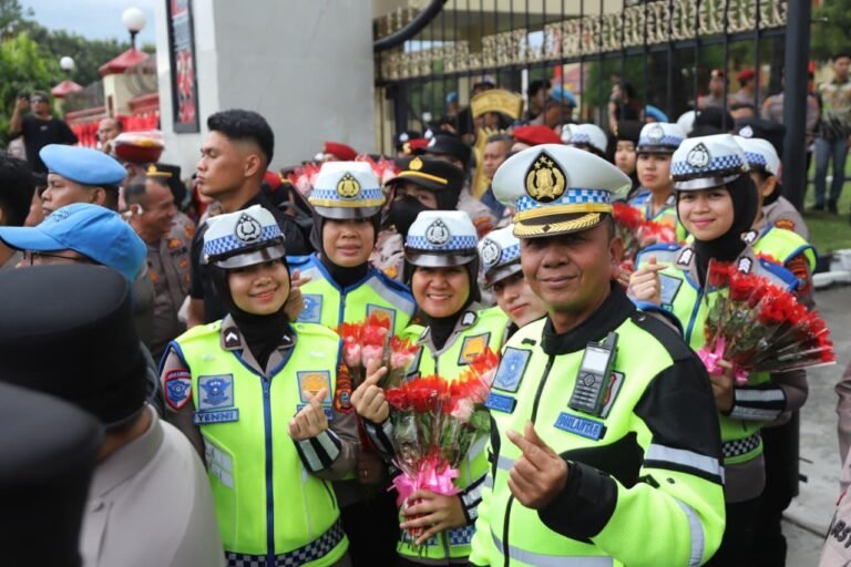 HUT ke-77, Polwan Polda Sumut Bagikan Bunga Sebagai Tanda Duka dan Kehangatan di Aksi Solidaritas Ojol