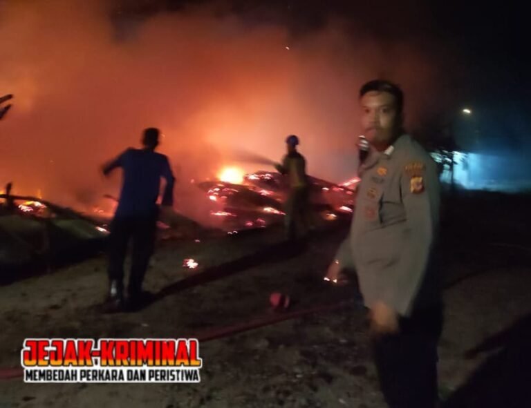 Polsek Pameungpeuk Cek TKP Kebakaran 4 Unit Rumah