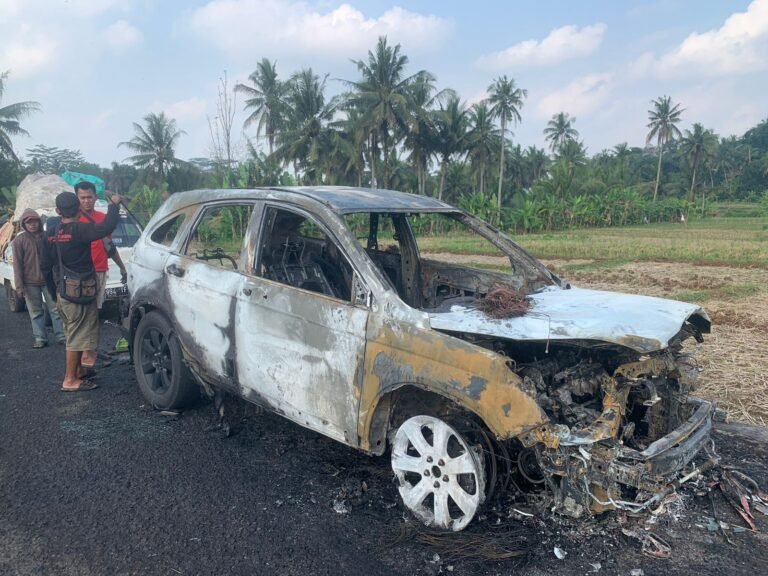 Diduga Akibat Korsleting Listrik, Mobil Honda CRV Terbakar di Cijeungjing