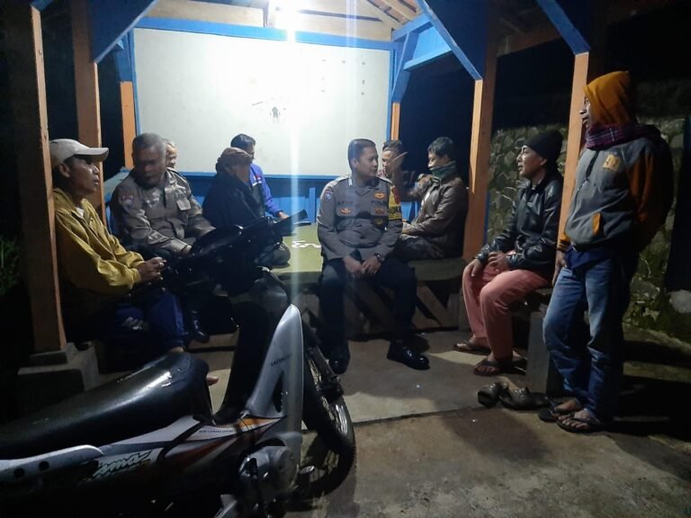 Perkuat Sinergitas, Polsek Panumbangan Polres Ciamis Beri Binluh ke Warga Pamekaran di Malam Hari